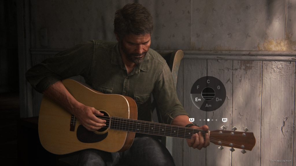 Joel tocando la guitarra en The Last of Us 2 Remastered.